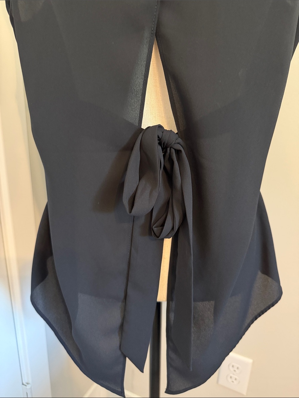Express Black V-Neck Sleeveless Cami Top - Picture 6 of 7